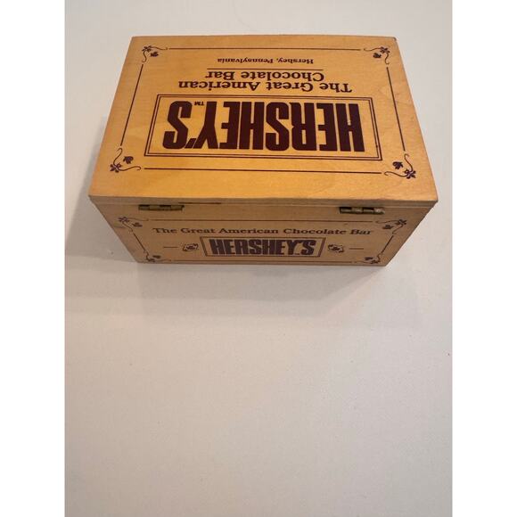 Vintage 1996 Ertl Collectibles F299 Hershey's Chevrolet Car in Wooden Box - Picture 4 of 6